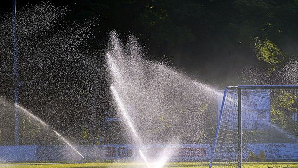 Wässerung einer Sportplatzfläche