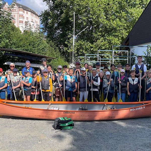 Gruppenfoto der Kanuten während ihrer Tour an der Lahn.