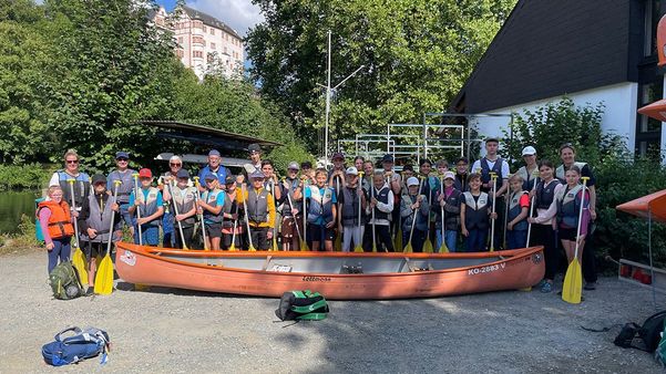 Gruppenfoto der Kanuten während ihrer Tour an der Lahn.